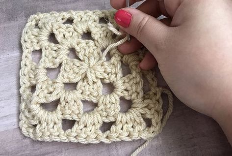 How to Securely Weave Ends in Granny Squares Creative Crochet, Crochet Tips, Yarn Tail, Double Crochet Stitch, Crochet Motifs, Crochet Stuff, Granny Squares, Crochet Granny, Yarn Needle