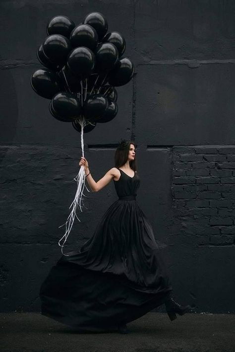 Black Balloons Photoshoot, Balloons Photography, Romantic Wedding Dress, Creative Photography Techniques, Fantasy Photography, Black Balloons, Halloween Photoshoot, Glamorous Dresses, Birthday Photoshoot