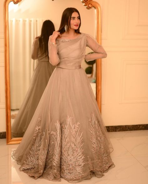 Girls Frocks, Designer Dresses Elegant, Wedding Dress Design, Suits Outfits, Makeup Images, Dresses Fancy, Dresses Design, Bridal Dresses Pakistan, Kurti Neck