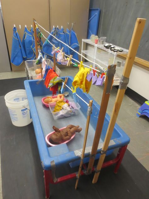 Washing doll clothes and hanging them up to dry.  Links to the ultimate blog if you're ready to think BIG about sand and water play! Role Play Areas, Eyfs Classroom, Dramatic Play Preschool, Dramatic Play Area, Nursery Activities, Sand And Water Table, Dramatic Play Centers, Creative Curriculum, Sensory Table