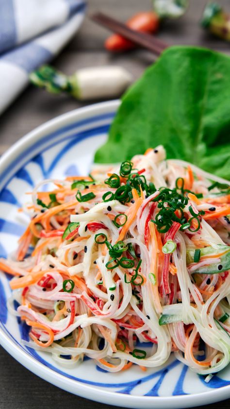 Kani Salad is a staple at sushi restaurants, and this delicious crab stick salad with cucumbers and carrots is easy to make at home. Japanese Kani Salad Recipe, Crab Salad Recipe Sushi, Kani Salad Recipe, Resep Sushi, Kani Salad, Crab Salad Recipe, Asian Cucumber Salad, Crab Stick, Resep Salad