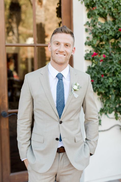 groom in linen suit and blue tie | Photography: Jenny Quicksall Photography Cream Suit With Blue Shirt Men, Beige And Blue Groomsmen Suits, Tan Groomsmen Suits With Blue Bridesmaids, Tan Suit With Blue Tie, Beige Suit Blue Tie, Khaki Groom, Champagne And Blue Wedding, Champagne Suit, Tan Groomsmen Suits