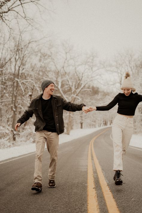 Winter Farm Engagement Photos, Snowy Couples Photos, Winter Outdoor Couple Photoshoot Ideas, Winter Photoshoot Outfits Couples, Couples Photos Winter, Winter Couple Pictures Aesthetic, Snowy Couples Photoshoot, Couples Snow Pictures, Winter Couple Pictures Outfits