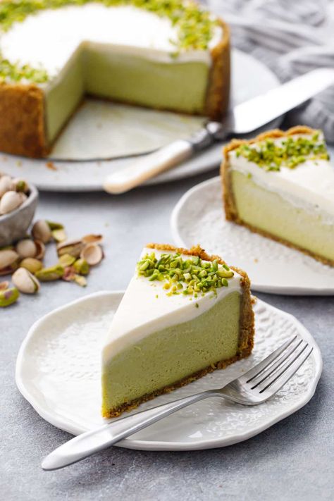 Pistachio Tiramisu, Chesse Cake, Cheesecake Ideas, Dessert Cocktails, Cheesecake Slice, Sour Cream Cheesecake, Pistachio Dessert, Pistachio Cheesecake, Pistachio Recipes