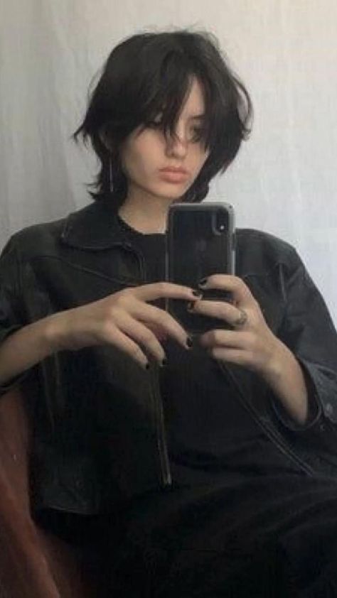 Shortish Haircuts, Gay Haircut, Shortish Hair, Middle Hair, Short Shaggy Haircuts, Short Hair Tomboy, Middle Part Hairstyles, Split Hair, Hair Inspiration Short