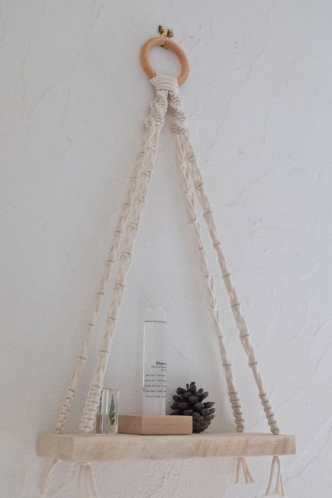 Macrame Shelf, Diy Hanging Shelves, Living Room Shelves, Macrame Plant Hangers, Macrame Ideas, Macrame Decor, Diy Hanging, Macrame Projects, Macrame Design