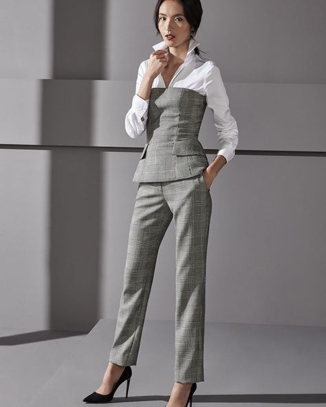 Nyfw Runway, Ralph Lauren Fall, Fashion Design Patterns, Stylish Women Fashion, Couture Mode, Woman Suit Fashion, Glen Plaid, Mode Casual, Cropped Blazer