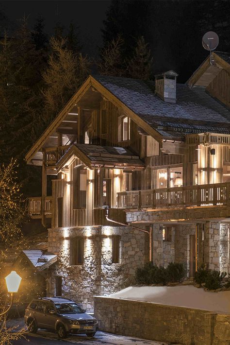 Ski Lodge House Exterior, Ski Chalet Aesthetic Interior, Rustic Family Vacation Chalet Exterior, Alpine Chalet Exterior, Christmas Lodge Exterior, Swiss Ski Lodge, Ski Lodge Architecture, Luxury Ski Resort Aesthetic, French Alps Chalet