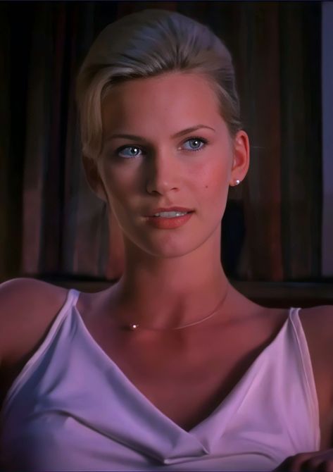 Natasha Henstridge in The Whole Nine Yards (2000) Natasha Henstridge, 90s Stars, Shraddha Kapoor, Favorite Celebrities, The Whole, Hollywood, Actresses, Celebrities, Beauty