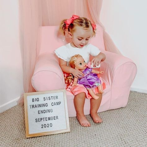 Second Child Announcement, Maternity Pictures Ideas, Baby Announcement Big Sister, Expecting Baby Announcement, Baby Number 2 Announcement, Toddler Girl Hairstyles, Sibling Baby Announcements, 2nd Pregnancy Announcements, Baby 2 Announcement