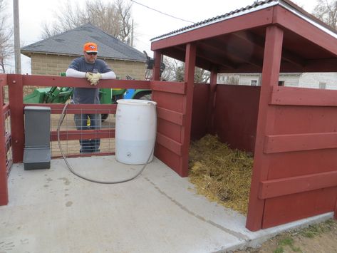 Pallet Pig Shelter, Pig House Ideas Building, Pot Belly Pig Pen Ideas Outdoor, Pig Houses Outdoor, Pig Barn Ideas, Potbellied Pigs, Pig Hut, Pig Pen Ideas, Cow Shed Design