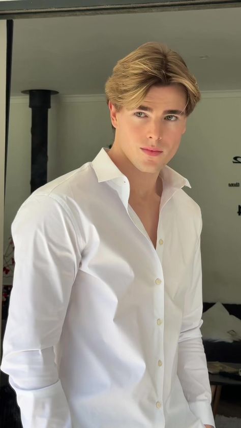 Old Money Middle Part Hair Men, Blonde Hair Blue Eyed Man, Old Money Boys Hair, Blonde College Guy, Mens Hair Blonde, Classic Haircut Men Classy, Mens Middle Part Hairstyles, Handsome Blonde Men, Handsome White Men