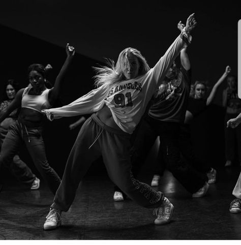 Dancers On Stage Aesthetic, Dance Hobby Aesthetic, Dancing Pictures Hip Hop, Dance Choreography Photo, Dance Choreography Pictures, Dancing On My Own Aesthetic, Dance Class Hip Hop, Back Up Dancer Aesthetic, Dance Hip Hop Photo