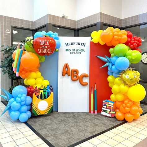 Bringing the party vibes to the school hallways with this amazing setup! 🎈📓 #balloons #balloondecor #balloondecoration… | Instagram Preschool Graduation Decorations, Kindergarten Graduation Decorations, Last Day Of School Party, Back To School Event, Kindergarten Graduation Party, School Kids Crafts, School Hallways, Kids Graduation, Graduation Balloons