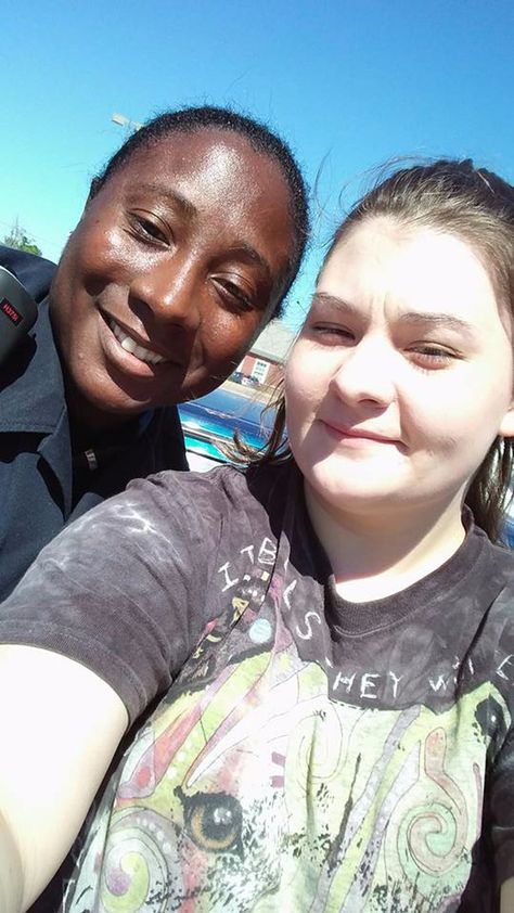 What This Officer Did After 1 Mom Confessed to Shoplifting For Her Family Is Going Viral Shoplifting Tips, Real Life Stories, Police Officer, Helping People, Feel Good