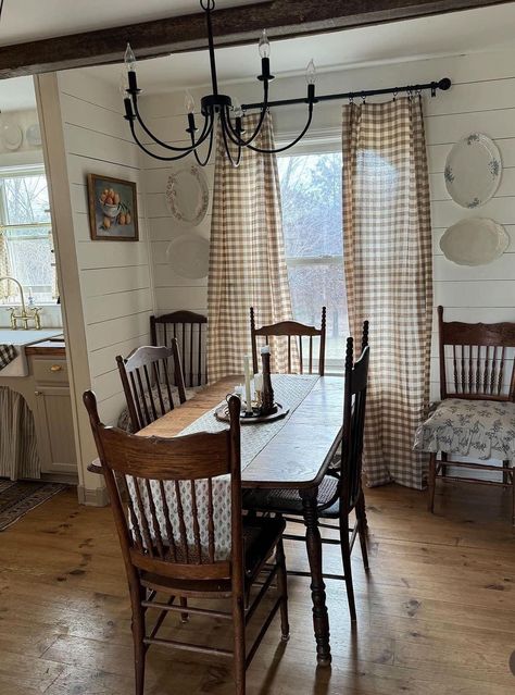 Cottage Core Home, Cottage Dining Rooms, Thrifted Decor, Cottagecore Home, Casa Vintage, Bathroom Decor Ideas, Farmhouse Interior, Grandmas House, Farmhouse Dining Room