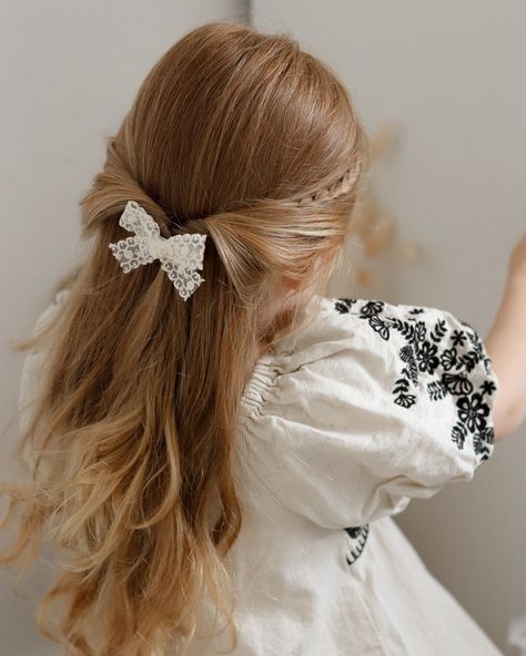 One of our new collection best sellers ✨ The Madeleine Lace Bow is dainty and elegant, and is the perfect size for clipping back little fringes, adding to pigtails or finishing pretty updo styles! Swipe to see how @angeliquexxy has styled this bow at the back of this adorable hairstyle. Available in singles and pigtail sets. ✨ TAP TO SHOP ✨ or visit bowsocute.co #HandmadeBows #HandmadeBaby #babygirl #BowSoCute #GirlMum #HairBows #NeutralBaby #OversizedTopknots Hairstyle For Bow Clip, Bow Clip Hairstyle, Hair Bow Styles, Cute Baby Hairstyles, French Style Wedding, Baby Hairstyle, Kids Party Wear Dresses, Blonde Babies