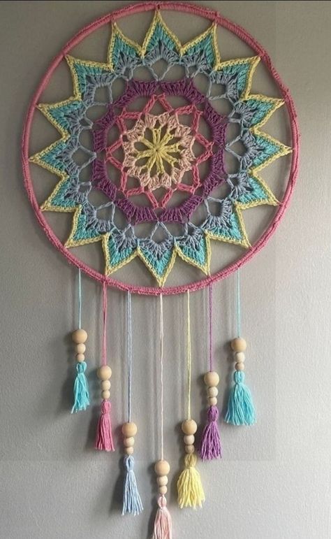 Crochet Dreamcatcher Pattern Free, Dream Catcher Ideas, Dream Catcher Crochet, Keyring Ideas, Crochet Wallpaper, Beaded Dream Catcher, Motif Mandala Crochet, Crochet Dreamcatcher Pattern, Crochet Dream Catcher