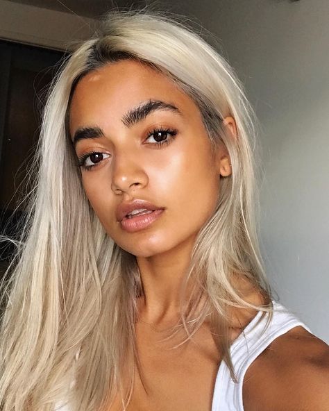 Blonde Hair For Morena Skin, Blonde Hair Black Eyebrows, Root Smudge Blonde, Brown Skin Blonde Hair, Decoraciones Ramadan, Blonde Haircut, Tan Blonde, Wedding Hair Colors, Tan Skin Blonde Hair