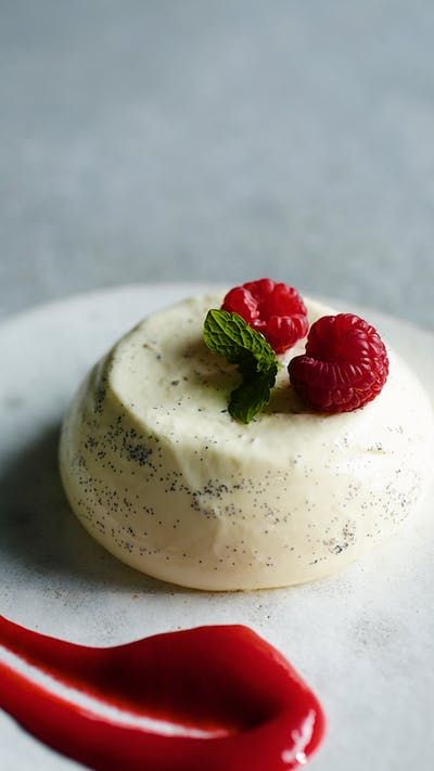 Panna Cotta Recipe, India Food, Christmas Food Dinner, Classic Desserts, Food Design, Just Desserts, Cake Desserts, Cooking And Baking, Sweet Recipes