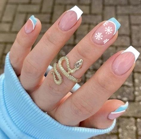 Winter Nails Acrylic Snowflakes Short, Blue Winter French Tip Nails, Cute Christmas Nails Snowflakes, Nails For Christmas Blue, White Blue Christmas Nails, Winter Nails Light Blue And White, Simple Snowflake Nails Acrylic, Simple Snowflake Nail Art, Cute Acrylic Christmas Nails