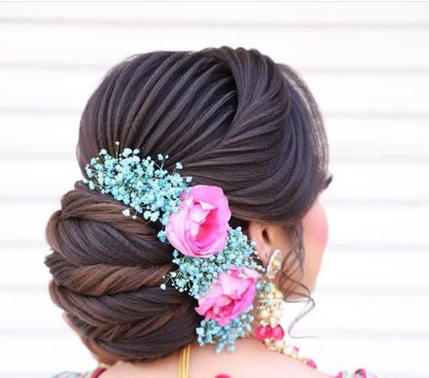 Bridal Bun Hairstyles Indian Front Look, Front Side Hairstyles, Ban Hairstyle, Front Hairstyles Wedding Indian, Kankotri Decoration, Indian Bun Hairstyles, Bridal Buns, Messy Ponytail Hairstyles, Short Hair For Kids