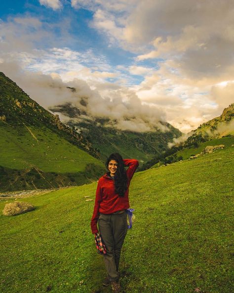 If you want to see the lesser explored side of India, visit Kashmir. The beautiful Kashmir valley surrounded with mountains and clouds  will take your heart #Indiatravel #kashmirtravel #indiatravelphotography #kashmirphotography Womens Hiking Outfits Summer, Hiking Picture Ideas, Hiking Outfit Ideas, Trail Outfits, Trekking Photography, Dal Rice, Hiking Pics, Small Tent, Travel Pose