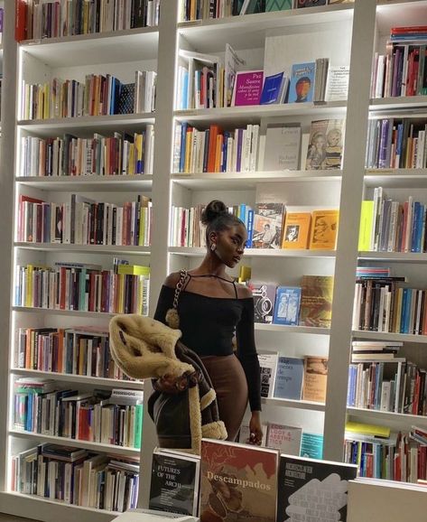 Black Academia, Library Aesthetic, Dark Skin Beauty, Black Femininity, Woman Reading, Girl Reading, Brown Girl, How To Pose, Cute Poses