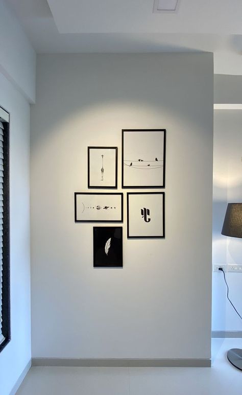 Minimal Frame Wall, Minimal Picture Frame, Minimal Photo Frame Ideas, Minimal Black And White Bedroom, Wall Picture Collage Ideas Bedroom, Charlotte Apartment, Wall Frame Design, Wall Hanging Photo Frames, Hanging Photo Frame