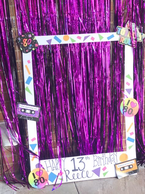 Y2k Photo Booth Ideas, Poloroid Frame Diy Photo Booth, Diy Photo Booth Frame Birthdays, Photo Booth Ideas For School, Y2k Booth Design, Easy Photo Booth Ideas, How To Make A Photo Booth Frame, Diy Selfie Booth, Stand Photo Anniversaire