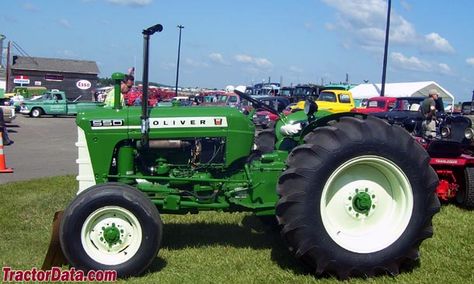 Oliver 550 Tractor Barn, White Tractor, Tractor Art, Farm Humor, Oliver Tractors, Tractor Photos, Small Tractors, Farm Day, Tractor Implements