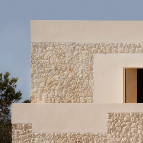 Building With Stone, Handrail Lighting, Limestone House, Stone Facade, Stone Architecture, Vernacular Architecture, Traditional Architecture, Stone Houses, Menorca