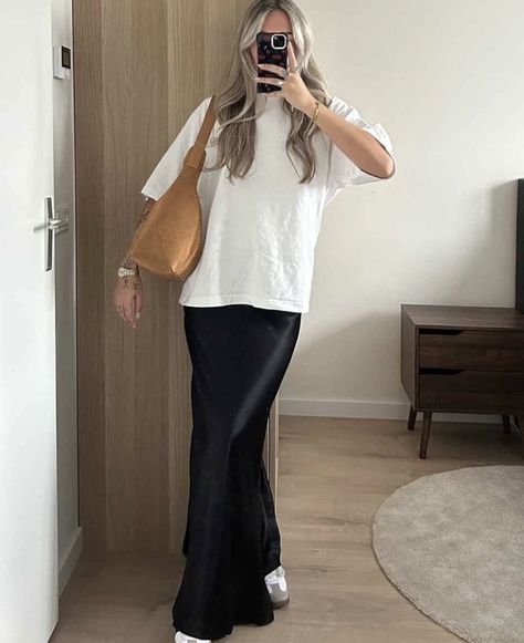 The Classic Skirt Everyone Needs In Their Closet | Le Chic Street Skirt Outfits Ideas, Black Satin Skirt, Satin Skirt Outfit, Spring Skirt Outfits, Outfit Ideas For Spring, Oversized Poplin Shirt, Skirt Outfit Ideas, Ny Outfits, White Shirt Outfits