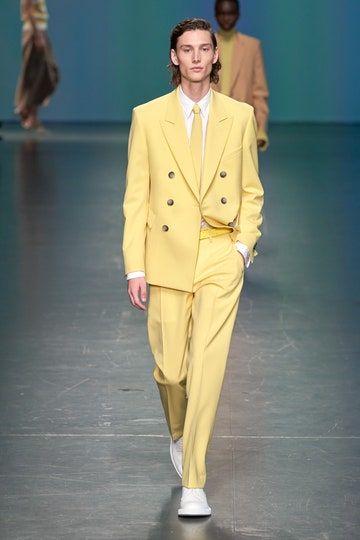 Menswear 2020, Masculinity Quotes, Quotes Empowering, Yellow Suit, Menswear Runway, Empowering Words, Male Fashion Trends, Fashion Man, Fashion Weeks