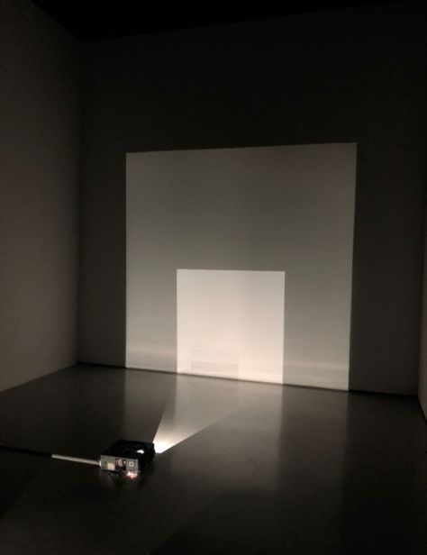 art museum aesthetic Projector Lighting Photography, Vintage Projector Aesthetic, Projector Screen Aesthetic, Projector Aesthetic Room, Film Projector Aesthetic, Movie Projector Aesthetic, Projector On Wall, Projection On Wall, Projector Aesthetic