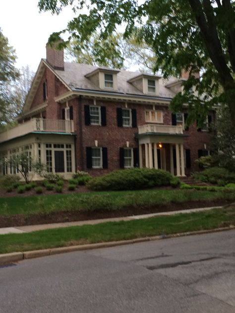 American Traditional House Exterior, Average House Aesthetic, 90s House Aesthetic Exterior, 2005 House Aesthetic, 1980s Suburban House, 80s American House, Brick House Wrap Around Porch, Houses In Virginia, Vintage Suburban House