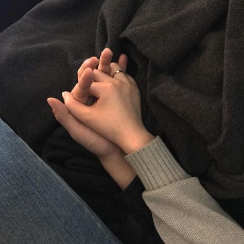 Imagem de couple, love, and hands Holding Hands Aesthetic, Girls Holding Hands, Romantic Games, Lovers Hands, Hands Aesthetic, Couple Holding Hands, Couple Hands, Hand Photography, Physical Touch