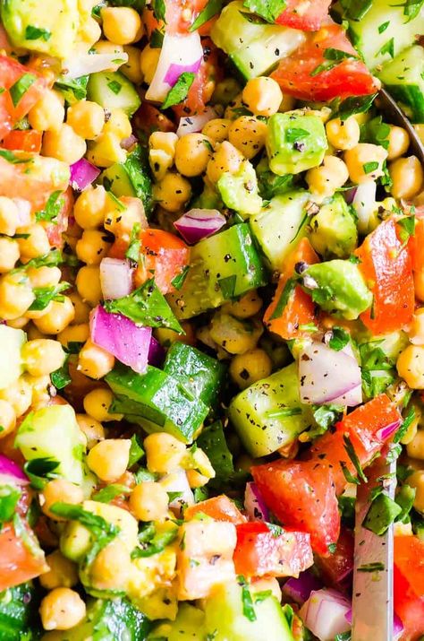 Chickpea Avocado Salad with tomatoes, cucumber and Mediterranean dressing. This protein packed chickpea salad takes only 15 minutes to make. Salads With Chickpeas, Chickpea And Avocado Salad, Chickpea And Avocado, Avocado Chickpea Salad, Mediterranean Dressing, Chickpea Avocado Salad, Mediterranean Salads, Salad Calories, Avocado Chickpea