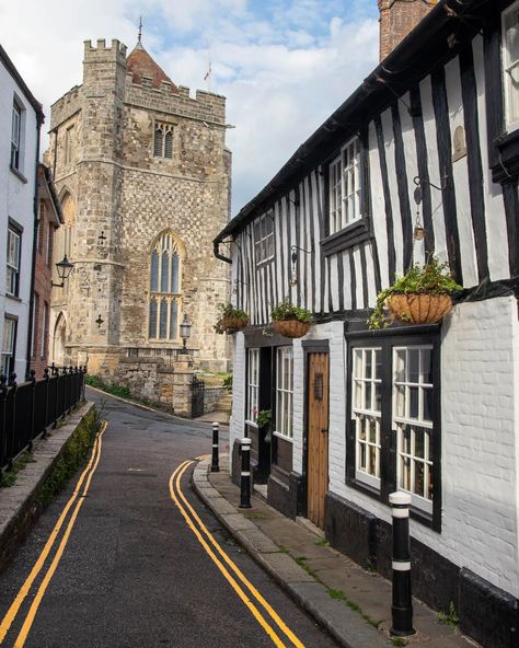 Hastings Old Town is a historic part of the English coastal town of Hastings, known for its narrow streets, half-timbered houses and rich history. Located between East Hill and West Hill, the area offers a glimpse into the town's medieval past. You'll find unique stores, cozy pubs and traditional fishing huts along the coast. The houses in Hastings Old Town vary in age, but many of the buildings date from the 15th to 18th centuries. The oldest half-timbered houses and narrow alleys give a goo... Unique Stores, Hastings Old Town, English Town, Coastal Town, Coastal Towns, The English, The Coast, Old Town, Places To Visit