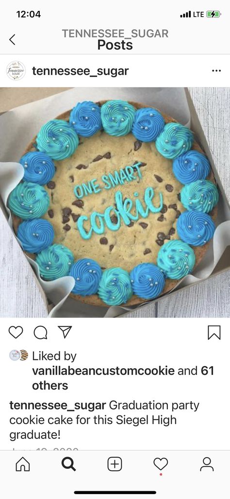 Cookie Cake Graduation Design, Grad Cookie Cake, Congratulations Cookie Cake, Cookie Cake Graduation, Graduation Cookie Cake Ideas, Giant Cookie Decoration Ideas, Graduation Cookie Cake, Cute Cookie Cake Designs, Cookie Cake Decorating Ideas