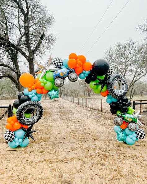 Monster Truck Party Balloons, Monster Truck Ideas, Monster Truck Birthday Balloons, Monster Jam Balloon Arch, Toddler Monster Truck Birthday Party, Off Road Birthday Party Ideas, Monster Jam Balloon Garland, Monster Truck Photo Shoot, Monster Truck Balloons