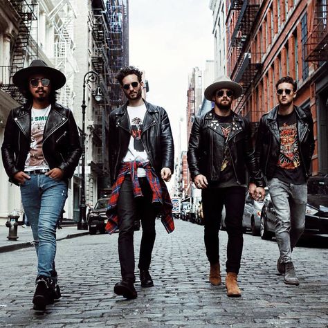 Man Rock Style, Rock And Roll Outfits Men, Rock Star Outfit For Men, Rock N Roll Outfit Men, Rock Fashion Men, Glam Rock Outfit Men, Alt Mens Fashion, Rock Outfit Men, John Varvatos Style