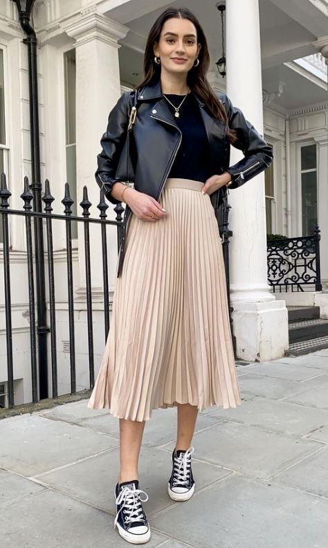 Beige Skirt Outfit, Pleated Midi Skirt Outfit, Skirt Outfits Aesthetic, Black Skirt Outfits, Pleated Skirt Outfit, Skirt Outfits Fall, Midi Skirt Outfit, Winter Skirt Outfit, Cute Skirt Outfits