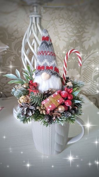 Christmas Mug Arrangement, Hoop Centerpieces, Teacup Crafts, Christmas Centerpieces Diy, Cosy Christmas, Christmas Cup, In A Mug, Charming Christmas, Xmas Diy