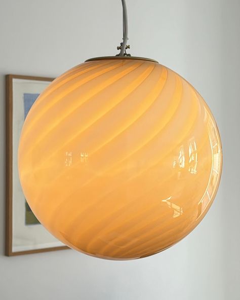 Ø30 medium Murano soft yellow pendant lamp with swirl. Handmade in Italy by artisans 🧡 Table measures 180x90 cm Also available in Ø40. Free shipping worldwide www.muranovintage.com or shop/pick up in Copenhagen ~ #murano #muranolamp #muranoglass #muranolampe #muranopendant #muranoswirl #muranopendel #muranoloftlampe #muranosale #muranoisland #venice #veniceglass #muranoglassblowing #muranokøbenhavn #vintagemurano #muranovintage #muranoamber #visitcopenhagen #muranocopenhagen #colourfulh... Warm Milk And Honey, Lights Over Island, Venice Glass, Yellow Pendant, Modern Hanging Lights, Murano Lamp, Hanging Table, Milk Honey, Glass Candy