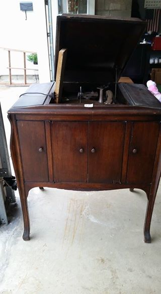 Victrola Cabinet Repurposed, Liquor Cabinet Bar, Redo Cabinets, Cabinet Bar, Record Cabinet, Coffee Bars, Given Up, Vintage Bar, Bar Cabinet