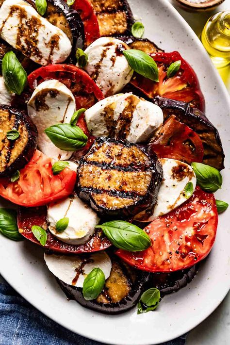 This eggplant caprese recipe is a summery spin on the Italian classic! A satisfying appetizer or even side dish! Caprese Eggplant, Eggplant Caprese, Italian Caprese, Caprese Recipe, Eggplant Appetizer, Caprese Recipes, Vegetable Kabobs, Eggplant Recipe, Pasta Side Dishes