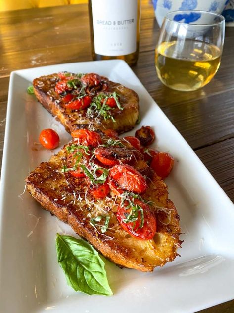 Gruyere-crusted Savory French Toast with Tomatoes - Spring Hill Bakery Toast With Tomatoes, Savory French Toast, Sweet Toast, Bacon Frittata, Savoury French Toast, Tomato Bread, Tomatoes Recipe, French Breakfast, Weekly Grocery