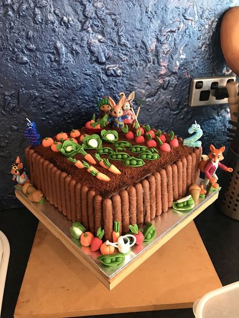 Fondant Garden Cake, Bunny Garden Cake, Allotment Birthday Cake, Peter Rabbit Cake Birthdays, Vegetable Garden Cake Ideas, Garden Design Cake, Easter Garden Cake, Allotment Cake Ideas, Peter Rabbit Garden Party