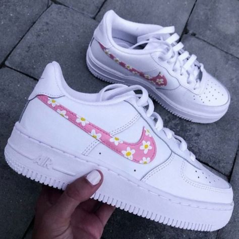 Custom Painted Af1s With Pink Swoosh And Daisies Brand New With Box *Please Allow 7-10 Days To Ship As This Is A Custom Order* Floral Nikes, Cheetah Design, Nike Shoes Air Force, Nike Air Force 1s, Preppy Shoes, Pretty Shoes Sneakers, All Nike Shoes, Purple Nikes, Custom Air Force 1